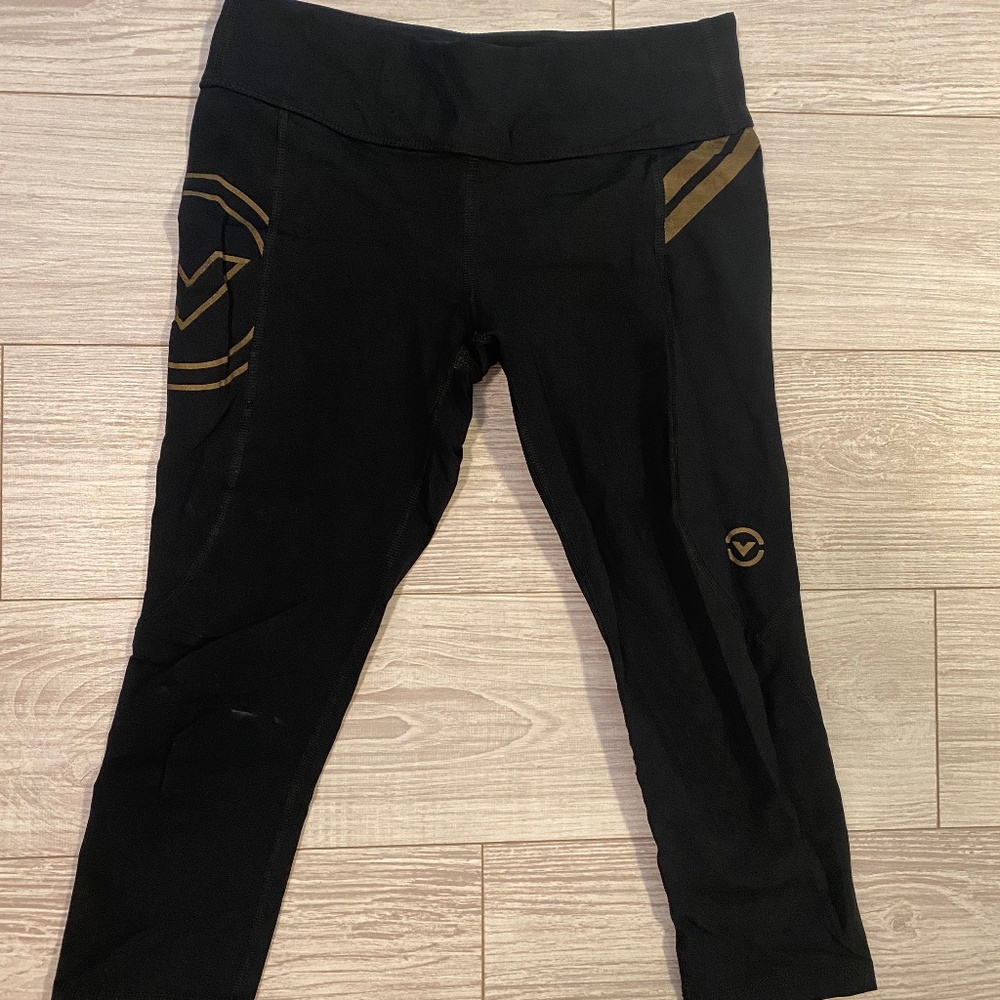 Virus Women's Capri Pants Small